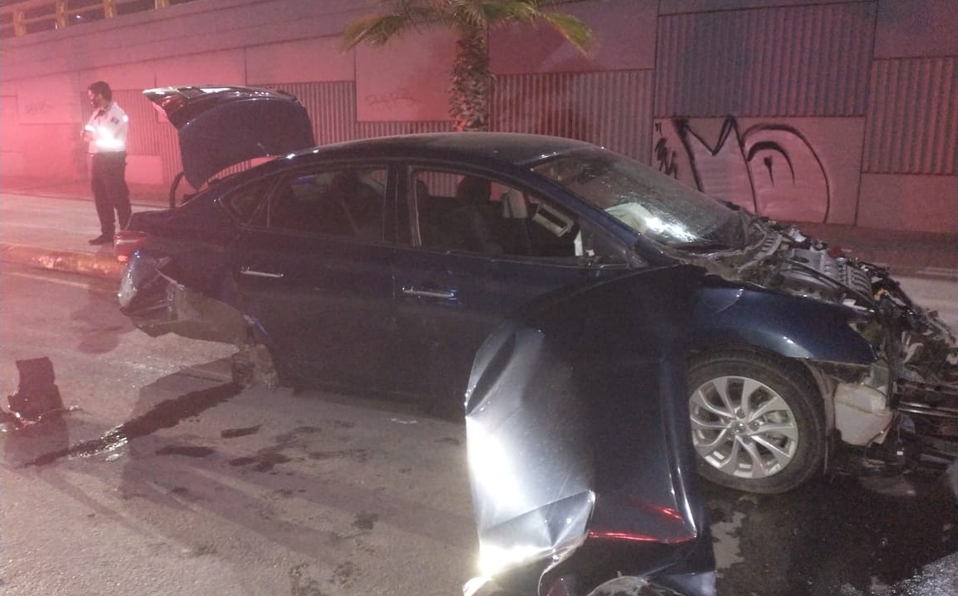 Abandona su auto en Periférico de Torreón tras chocar varias veces