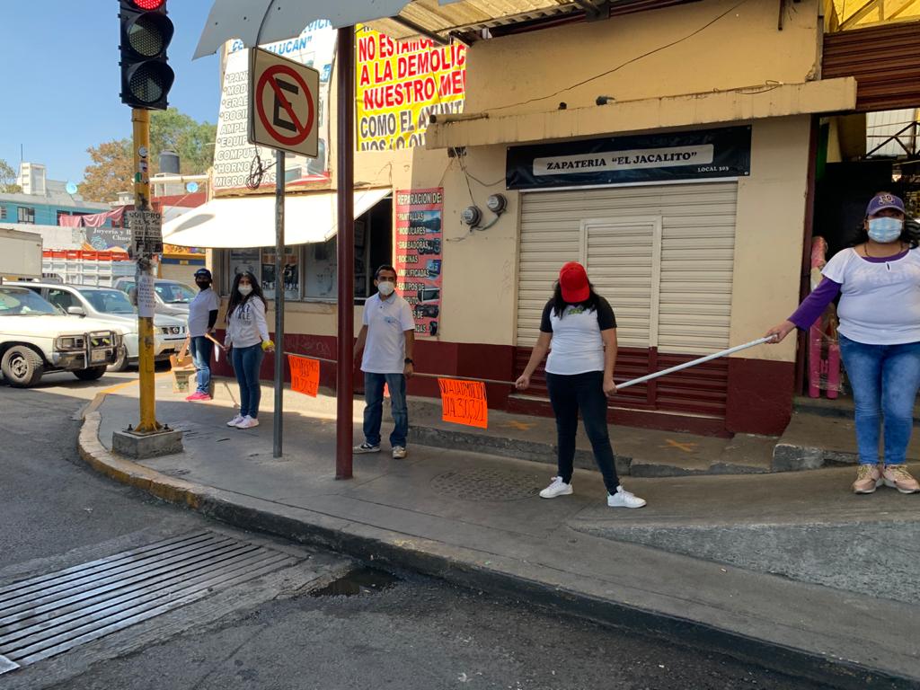 ¡No a la demolición! Con valla humana defienden el mercado de Amalucan