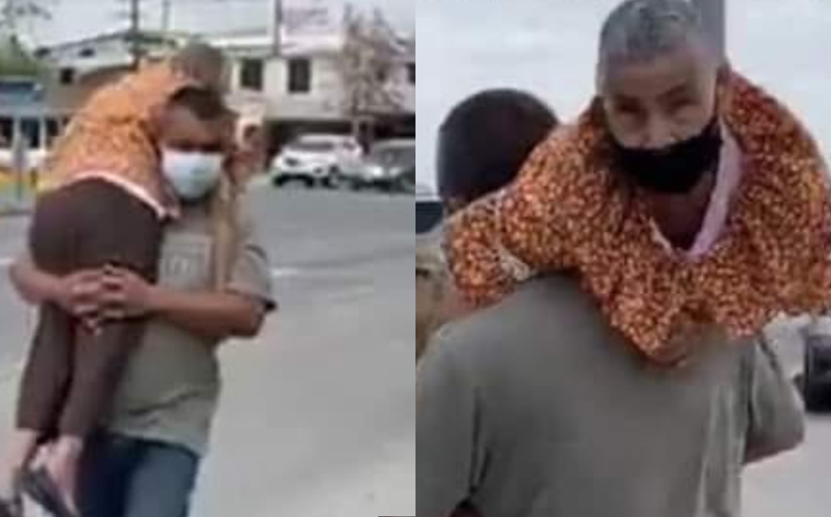 Hombre recorre KILÓMETROS con su mamá en brazos para ser vacunada contra el covid-19