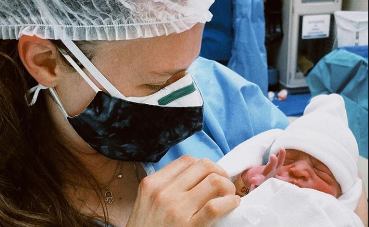 Joy Huerta y su esposa dan la bienvenida a su segundo bebé