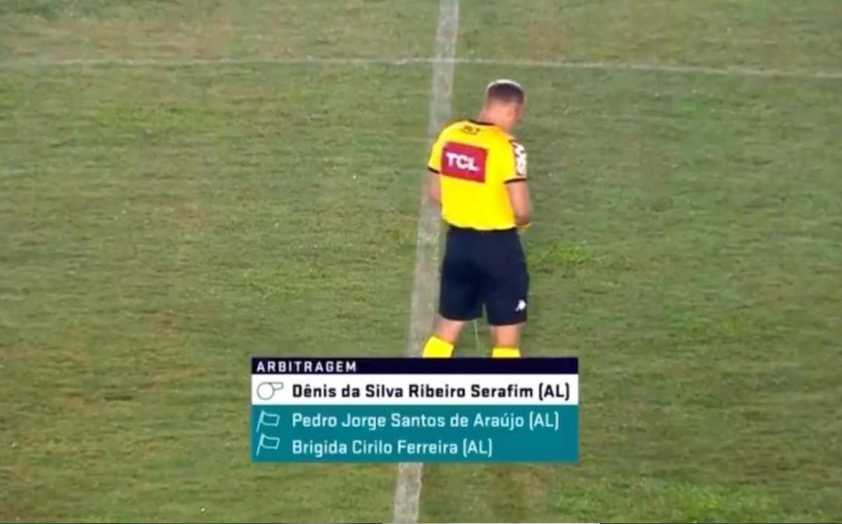 Para no ir al baño, árbitro se hace de la pipí en pleno terreno de juego