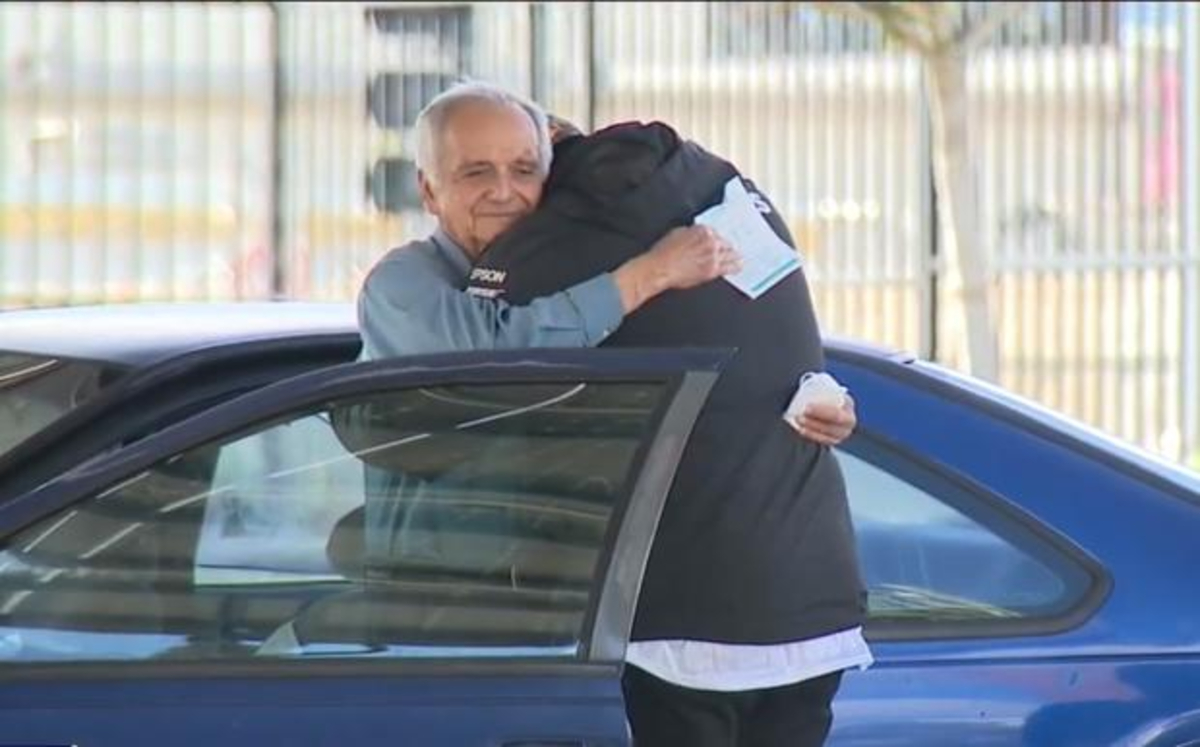 Profesor de la tercera edad se queda sin hogar por la pandemia y exalumnos deciden ayudarlo