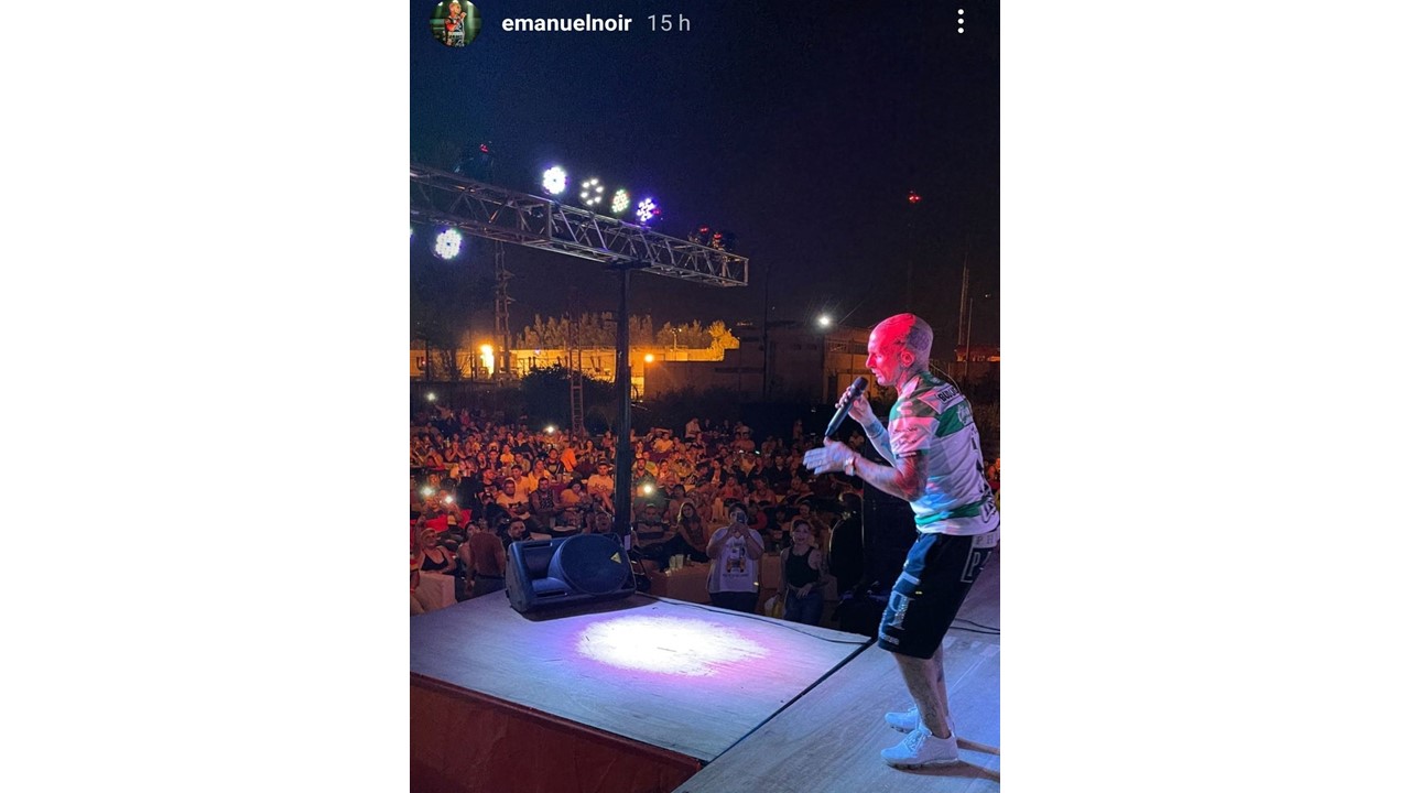 Cantante de 'Ke Personajes' hace presentación con playera de Santos [FOTO]