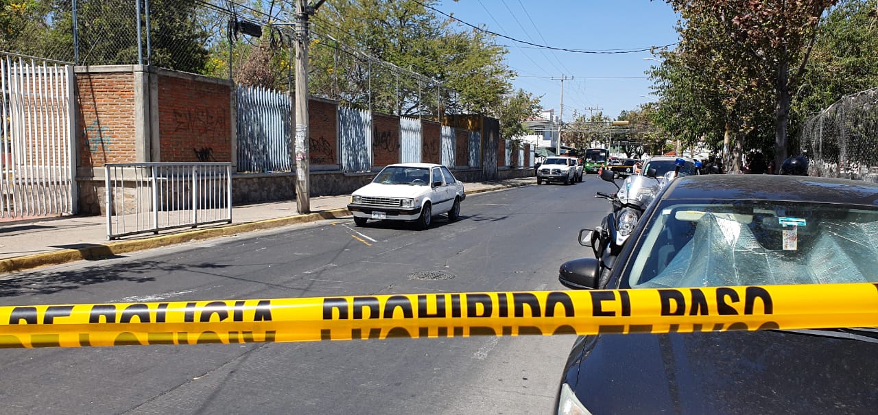 Mujer resbala de banqueta y muere atropellada en Guadalajara