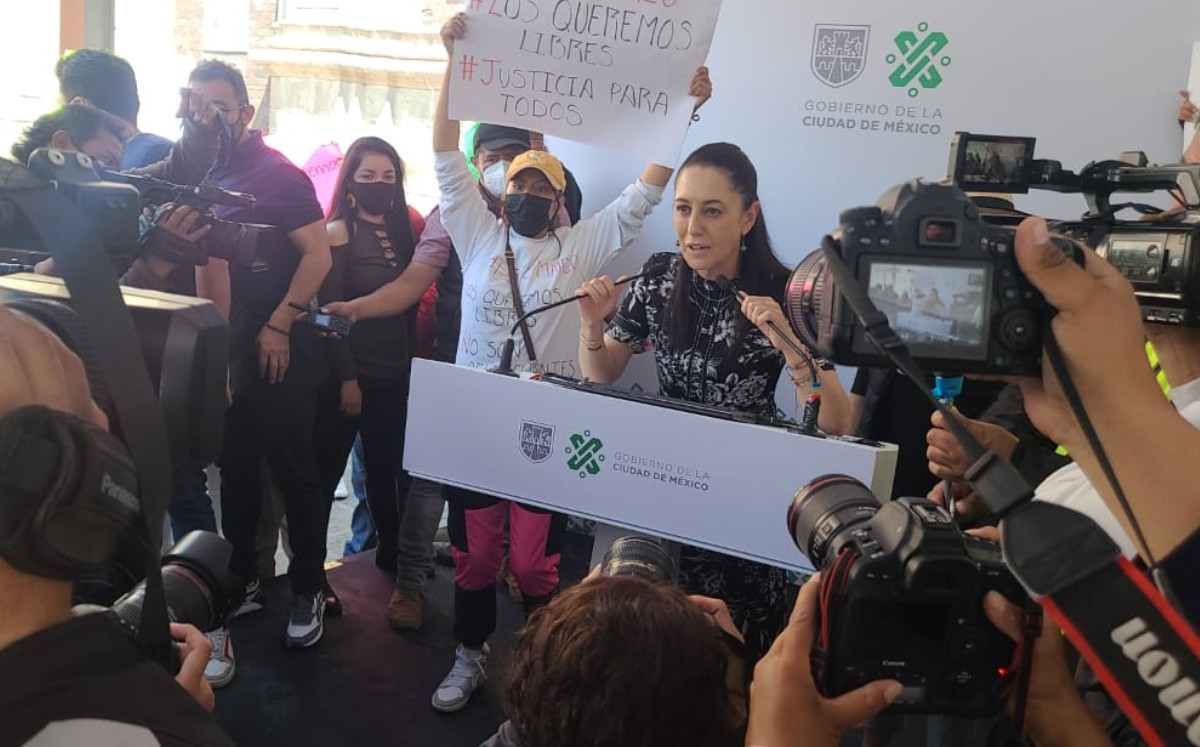 Manifestantes irrumpen durante conferencia de Claudia Sheinbaum