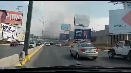 Incendio alarma a automovilistas en avenida Gómez Morín