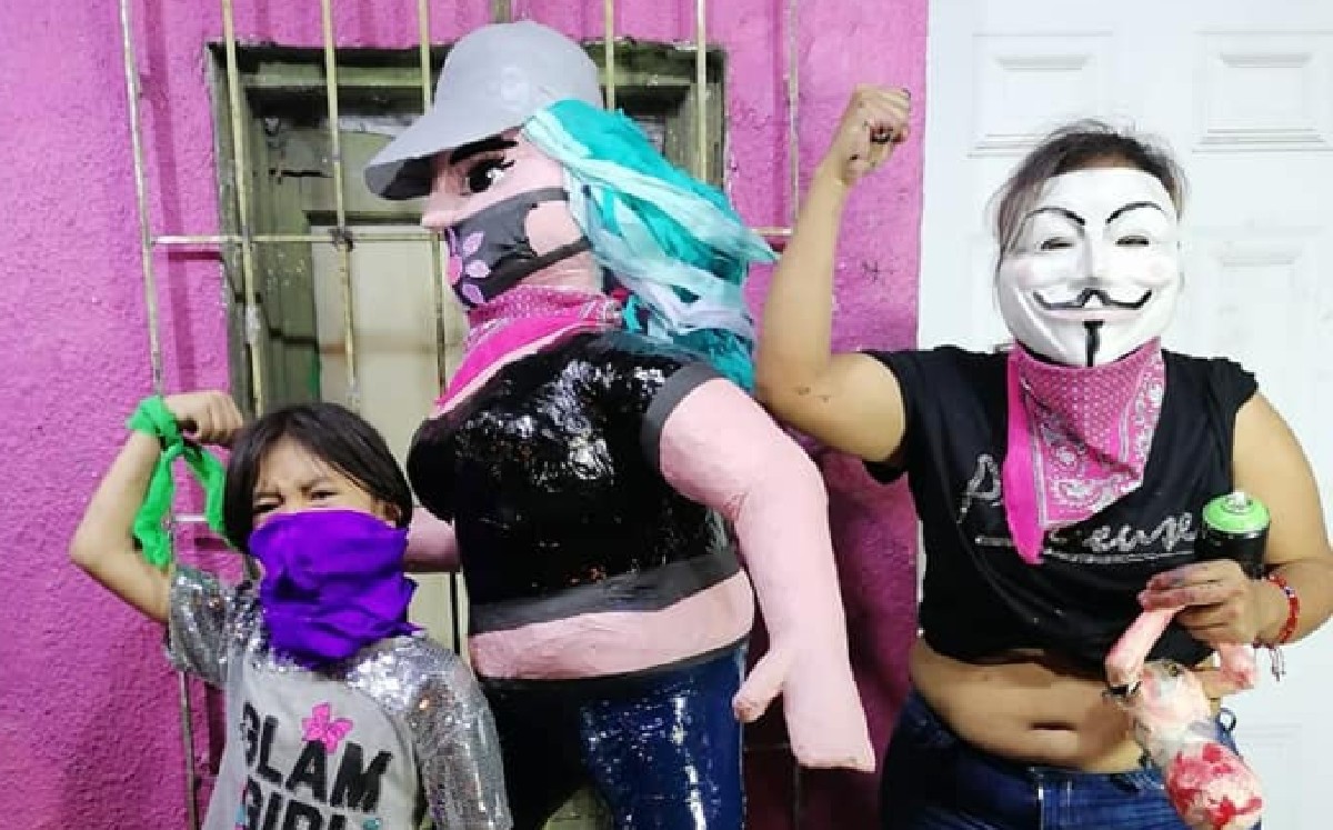 Piñata de “La Reinota” causa polémica, feministas acusan misoginia