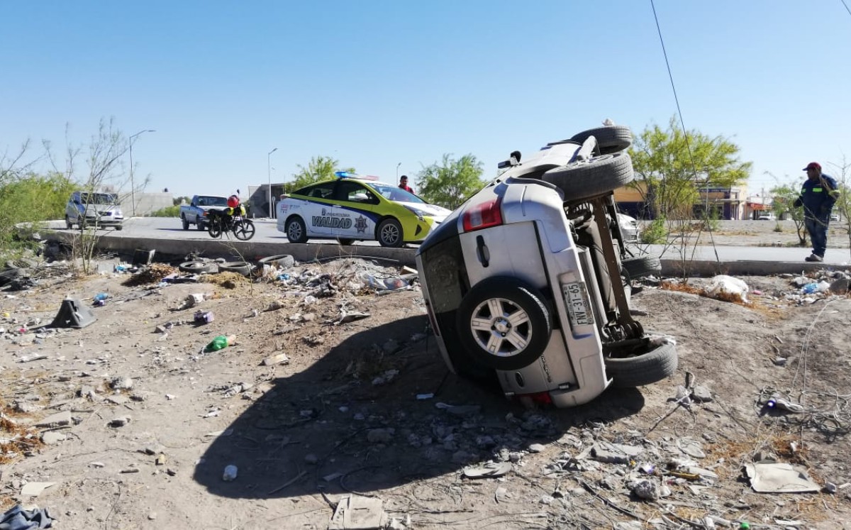 Por ir a exceso de velocidad joven pierde el control y sufre aparatosa volcadura en Torreón