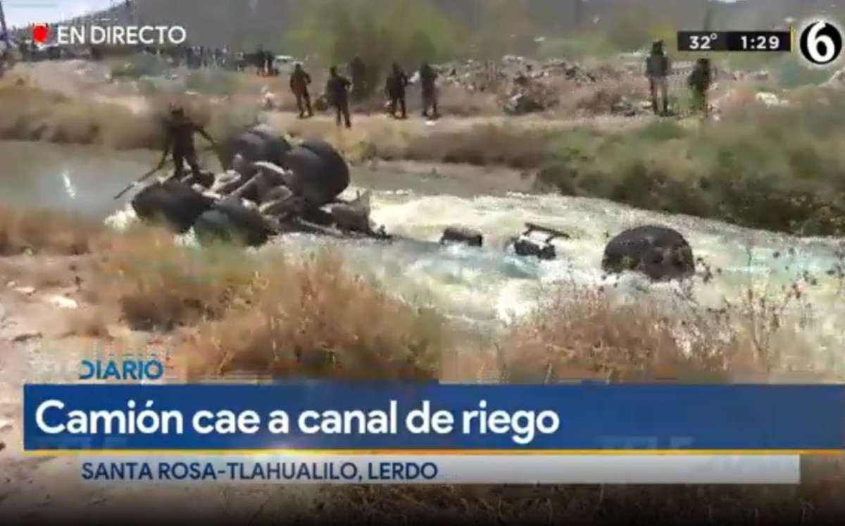 Camión cae a canal de riego en Lerdo; Buzos Castañeda rescatan el cuerpo del conductor