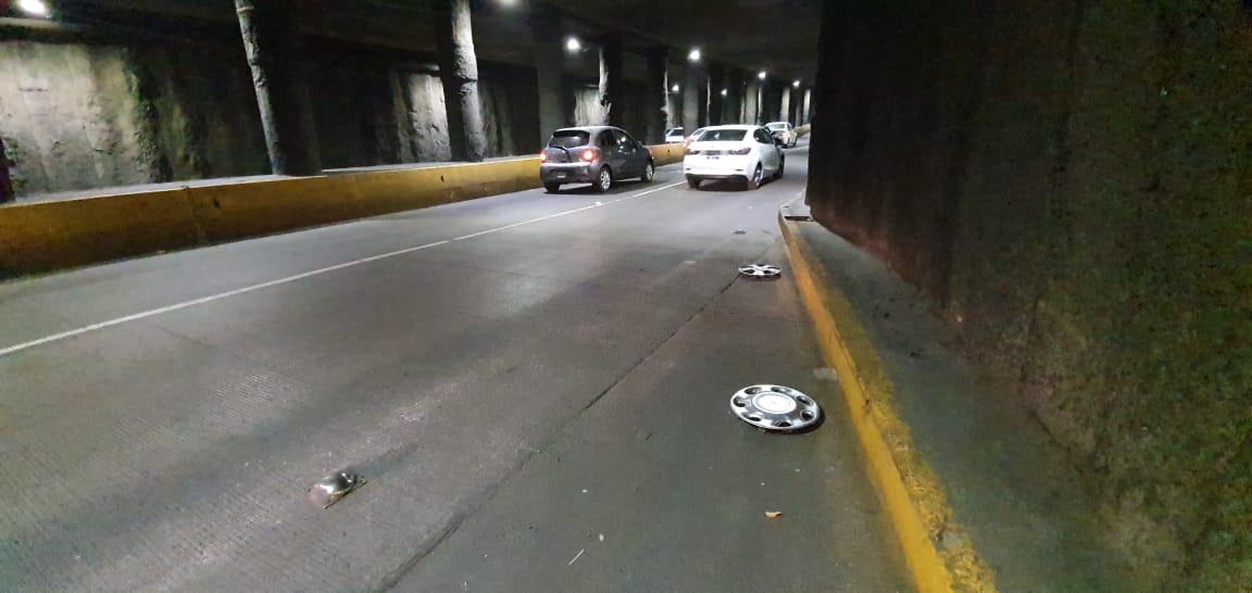 Alcantarilla en mal estado deja 8 autos afectados en Guadalajara