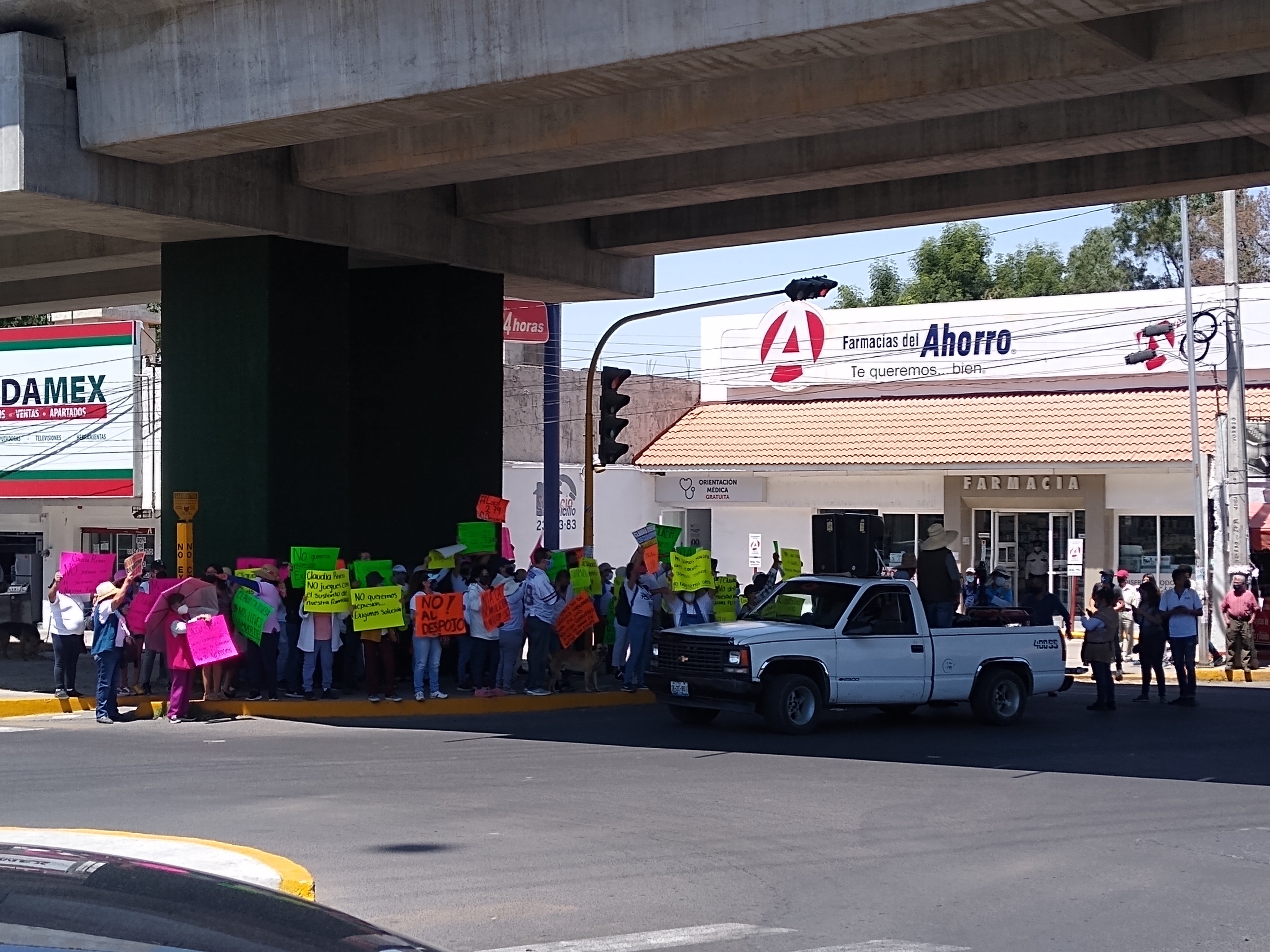 [VIDEO] ¡Mercado Amalucan libre! Locatarios marchan y dicen no a la demolición