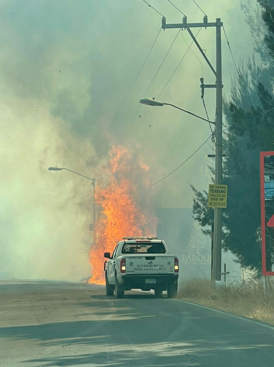 Fuerte incendio frente a Africam Safari 