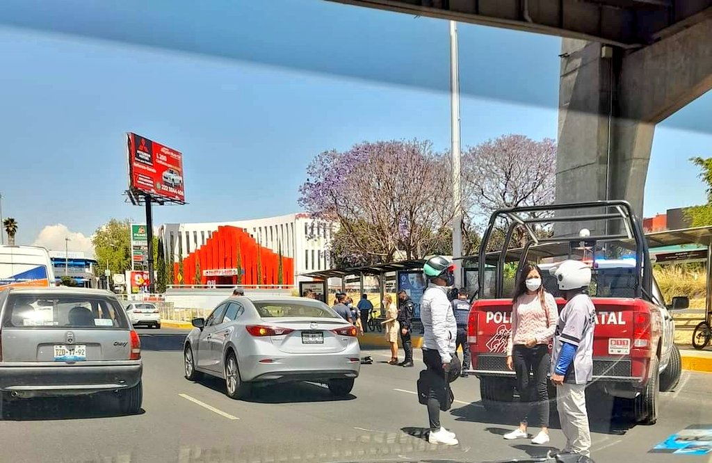 Mujer se lanza desde el puente 485 en Vía Atlixcáyotl