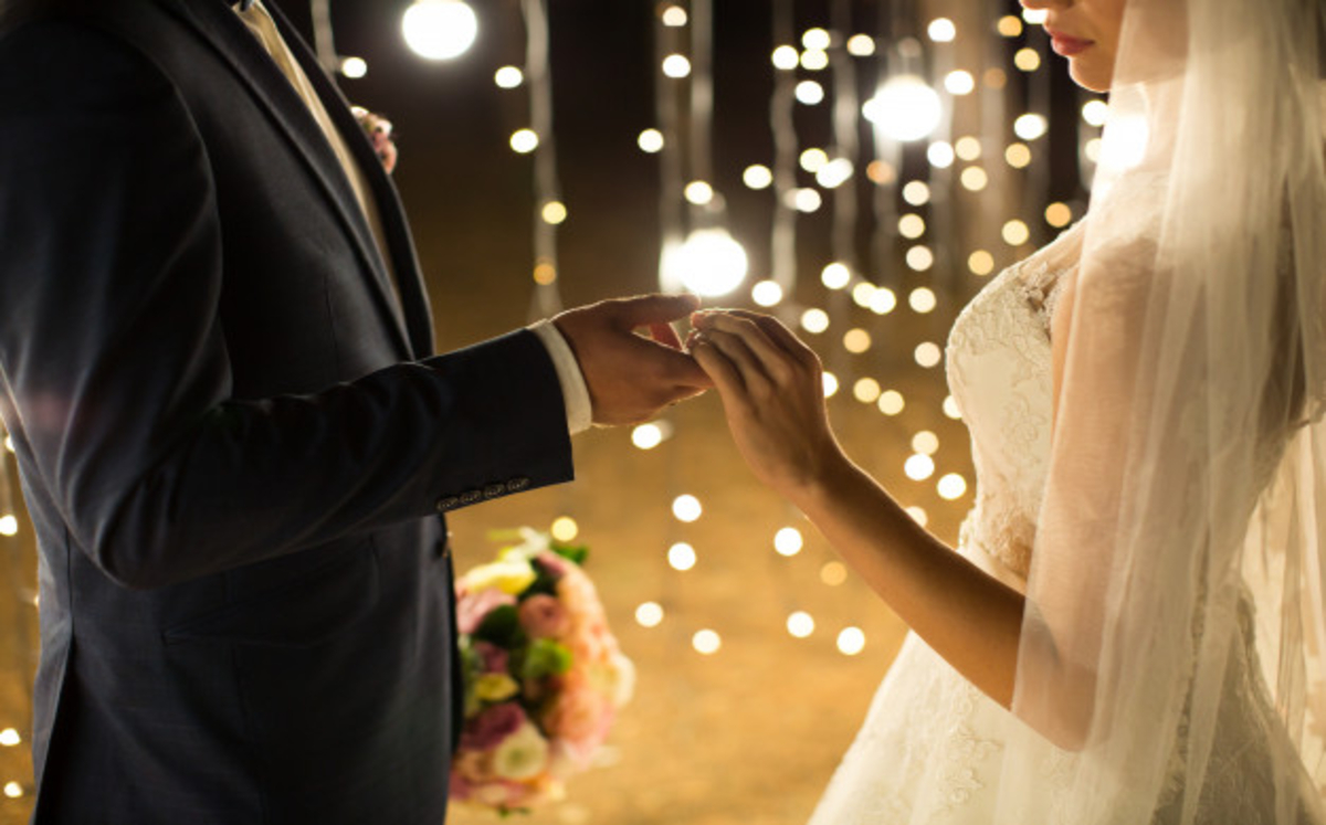 Novio muere por COVID-19 dos días después de su boda; 80 invitados están contagiados