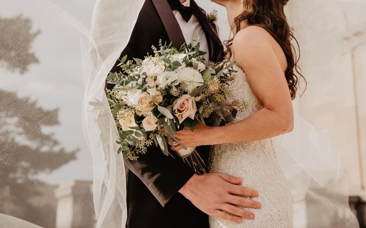 Hombre muere por covid-19 dos días después de su boda; 80 invitados resultaron contagiados