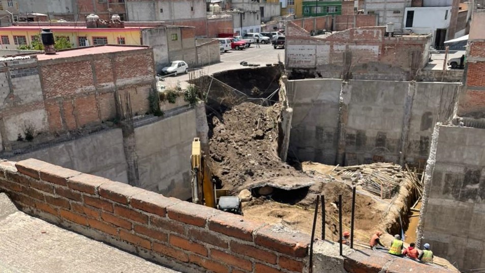 [VIDEO] Trabajadores quedan sepultados en construcción de Texmelucan 
