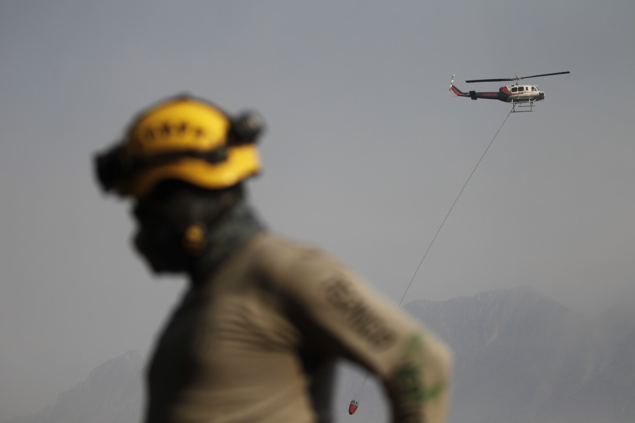 Fuertes ráfagas de viento afectan labor de brigadistas del incendio en la Sierra de Santiago