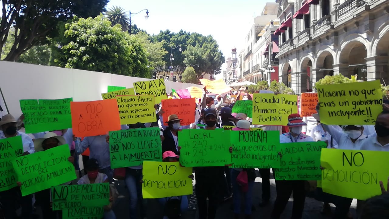 Vuelven a marchar los locatarios de Amalucan, no dejarán que derriben el mercado
