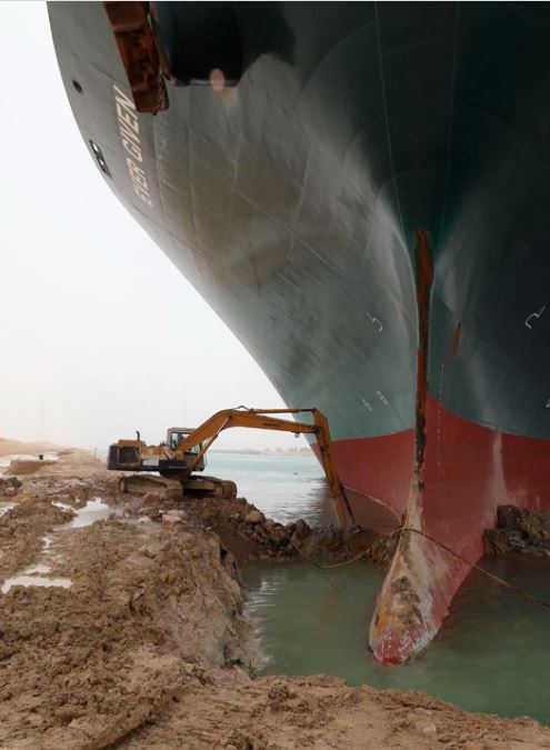 Gigantesco buque de carga queda atascado y bloquea el Canal de Suez; amenaza el comercio mundial