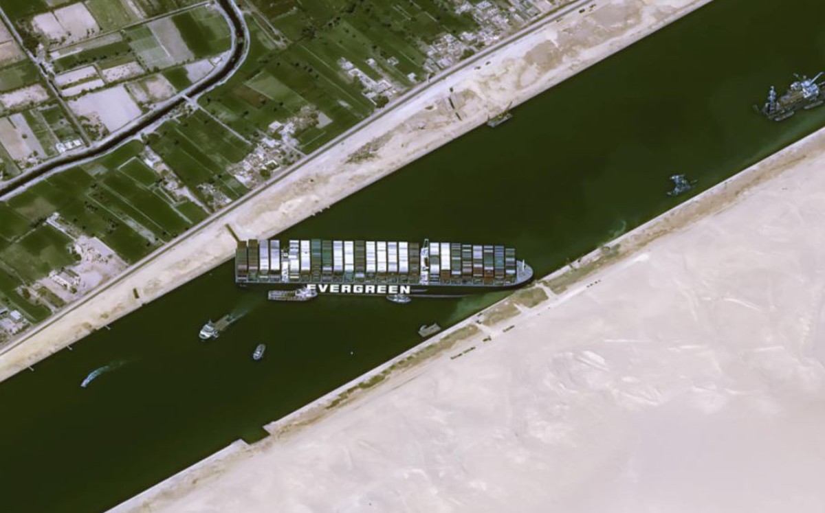 Gigantesco buque de carga queda atascado y bloquea el Canal de Suez; amenaza el&nbsp;comercio mundial