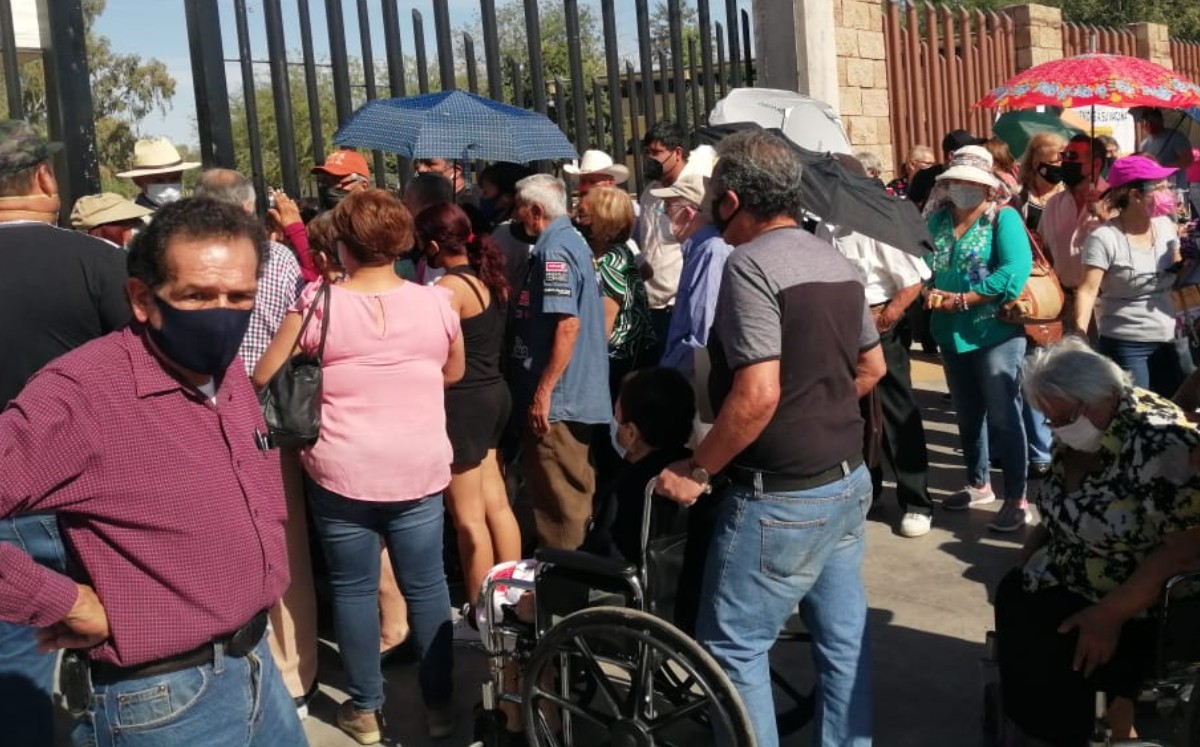 Adultos mayores esperan bajo el sol para recibir vacuna anticovid en Torreón