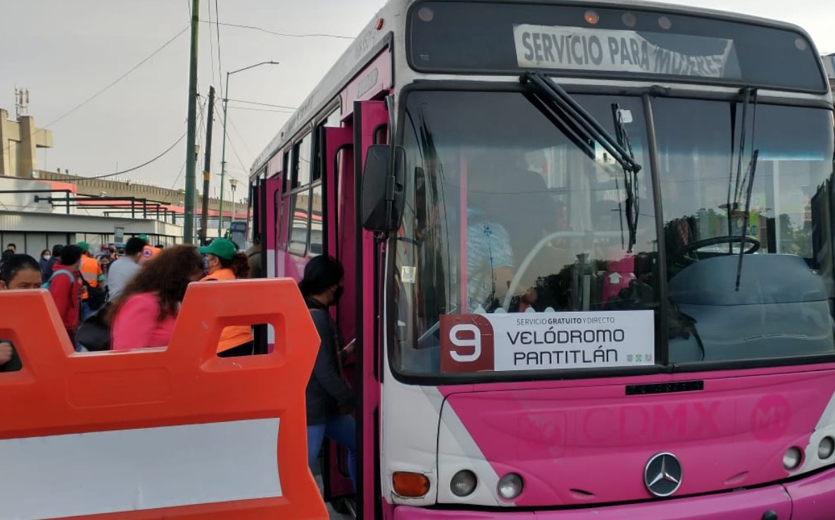 Usuarios molestos por cierre de estaciones en Línea 9 del Metro