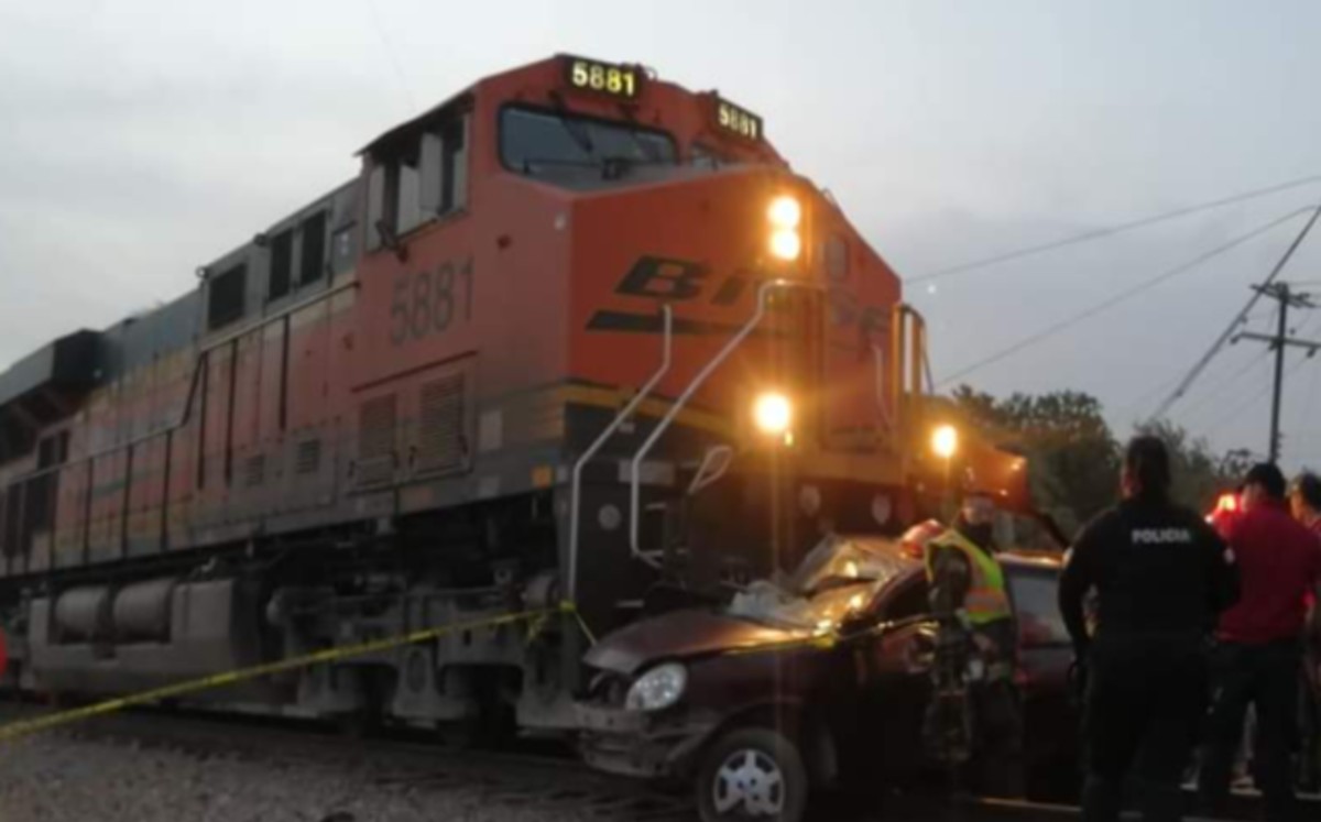 Mueren 7 jóvenes, algunos menores de edad, tras querer ganarle el paso al tren en Gómez Palacio