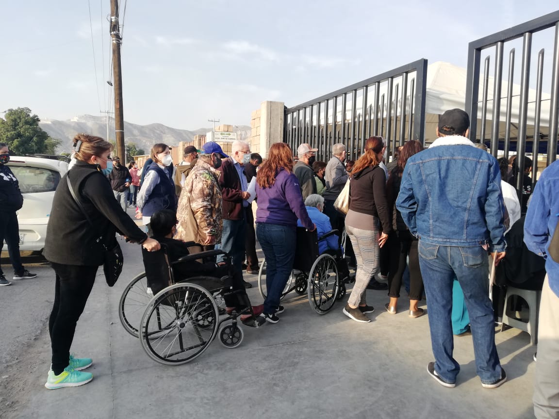 Entre descontento y desinformación transcurre tercer día de vacunación en Torreón