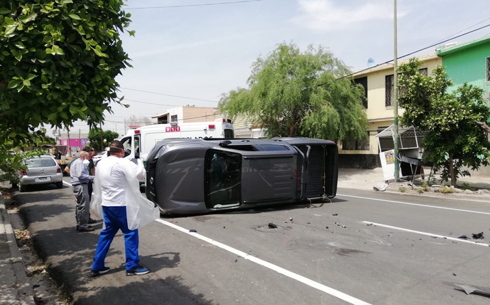 Vuelca tras pasarse un alto en el centro de Torreón