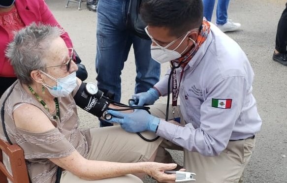 Van más de 50 adultos mayores desmayados durante vacunación en Ciudad Universitaria 