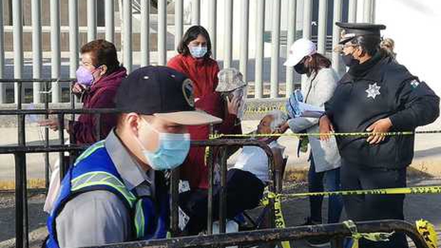 Mueren adulta mayor tras desvanecerse en fila para recibir vacuna anti COVID-19