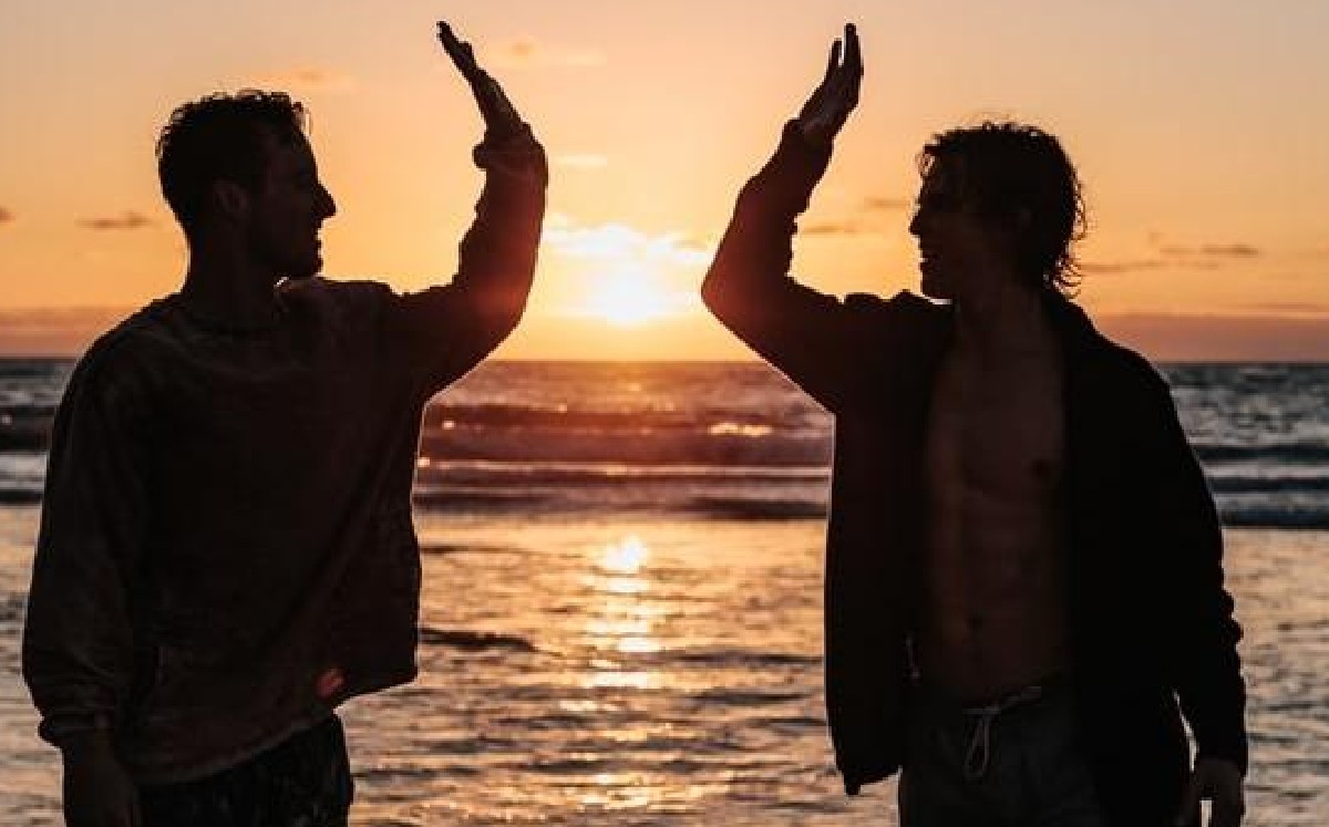 Terapeuta afirma que hombres pueden tener relaciones íntimas con hombres sin ser gays