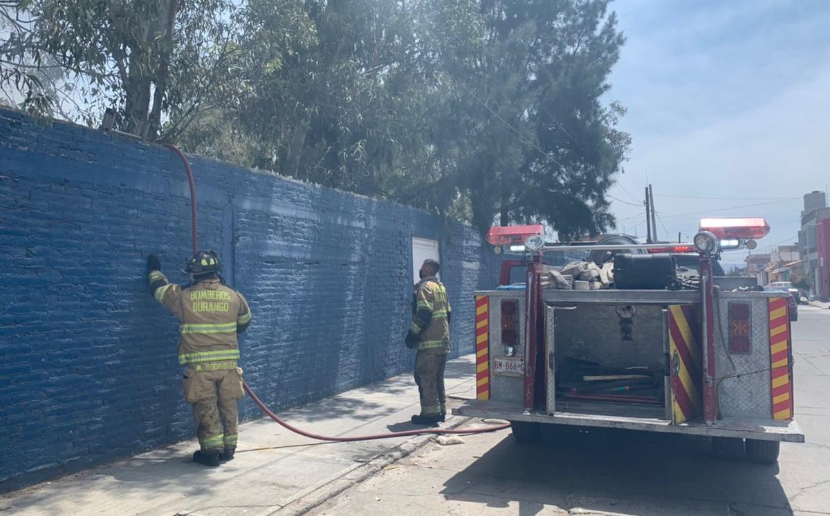 Bomberos mitigan fuego al interior de la Secundaria Técnica #57