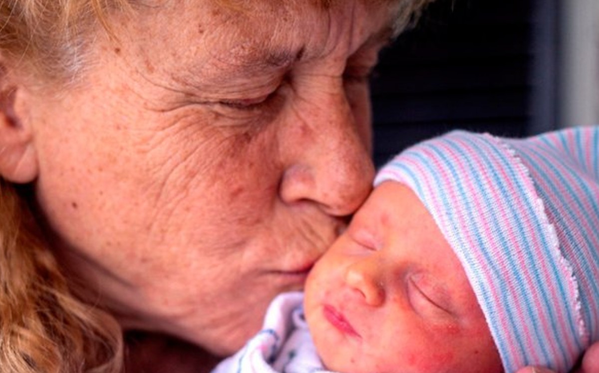 Mujer da a luz a los 57 años de edad y rompe ¡Récord!