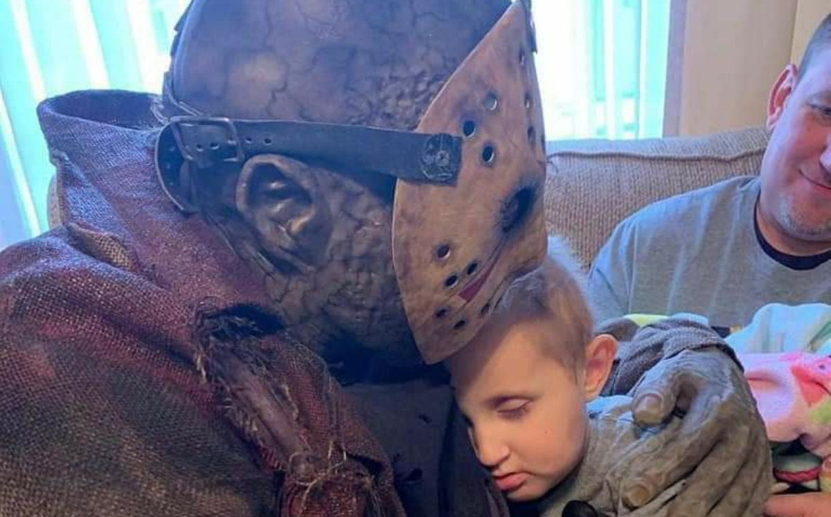 Niño con cáncer pide abrazo de Jason de 'Viernes 13' para seguir luchando 