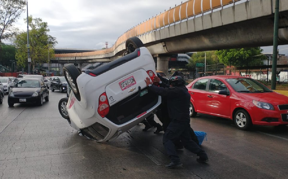 Se registra volcadura tras choque sobre avenida Río Consulado