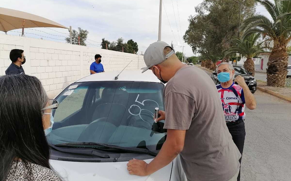 Hacen largas filas para esperar la vacuna anticovid en Gómez Palacio