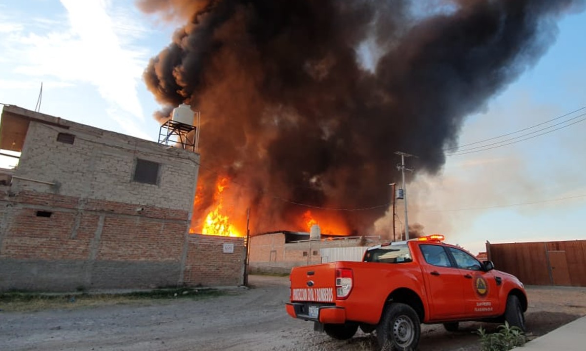 Se registra fuerte explosión y empresa de reciclado arde por completo