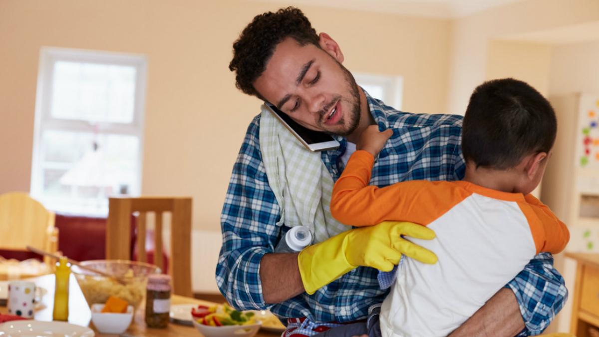 Hombres que ayudan con las tareas domésticas son más atractivos para las mujeres, revela estudio