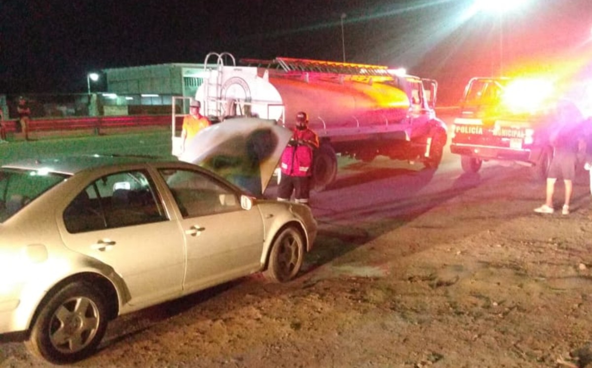 En La Laguna, hombre instala estéreo en su automóvil y termina incendiado