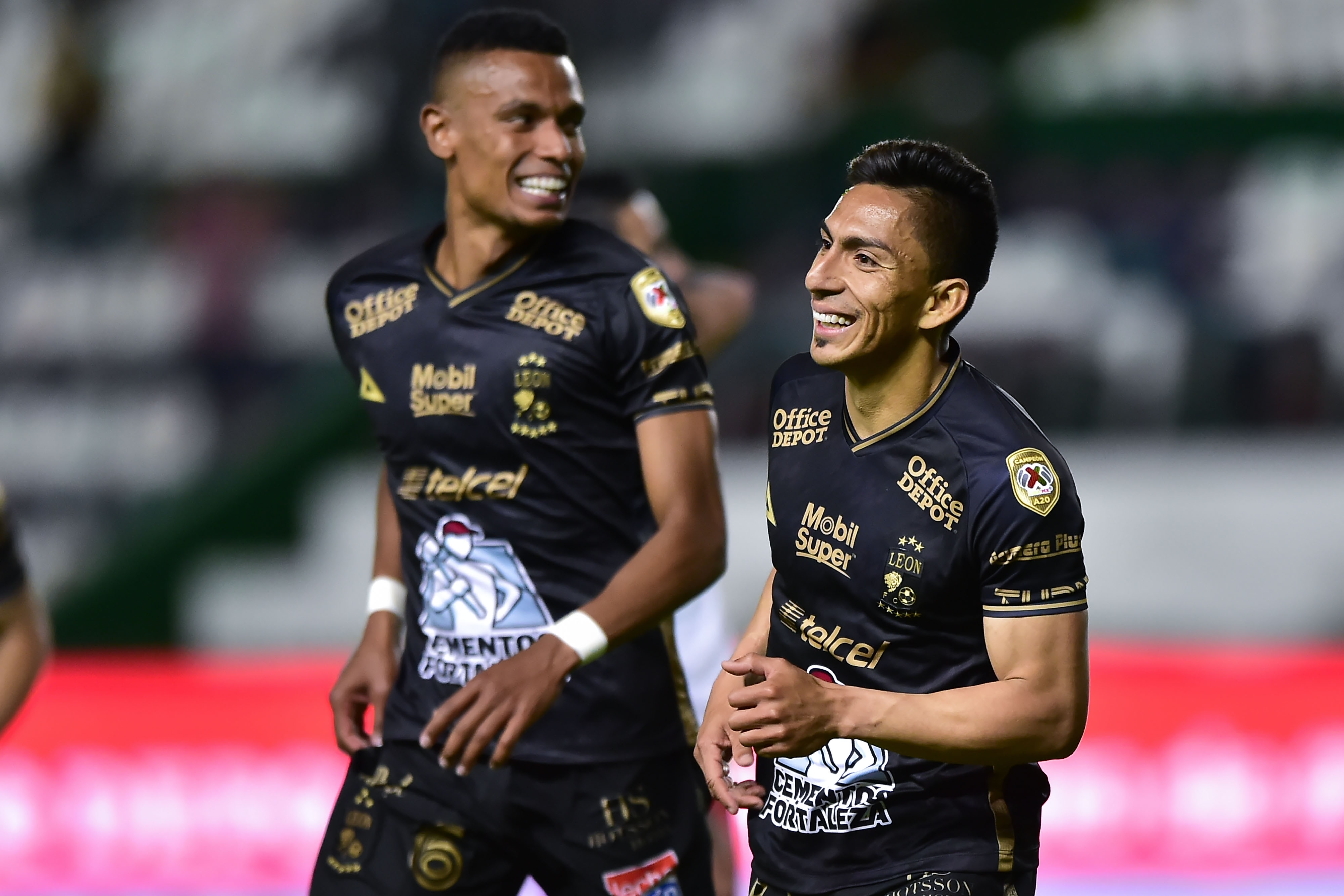 Campeón León remonta y logra tercer triunfo consecutivo