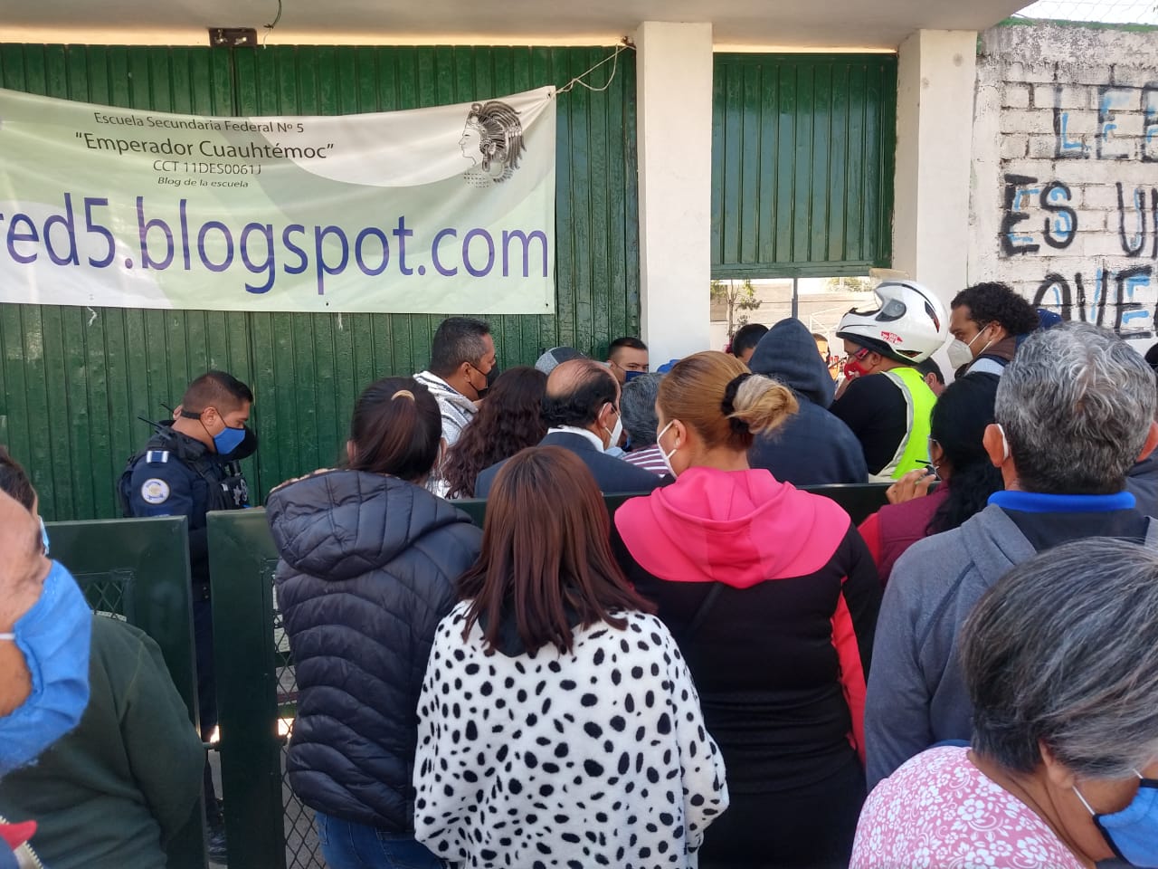 Dan prioridad a adultos con bastón; otros aprovechan y se metan a la fila