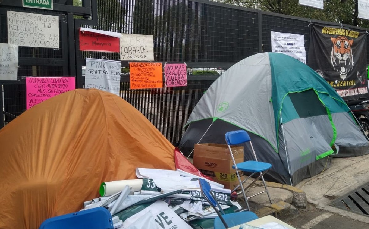 Simpatizantes de Salgado Macedonio mantienen bloqueado acceso principal al INE