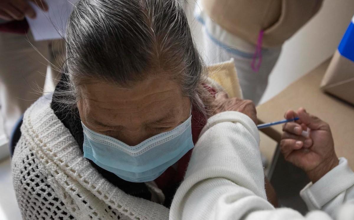 Mientras la vacunaban, abuelita pide auxilio con una nota de papel; sufría abuso de familiares