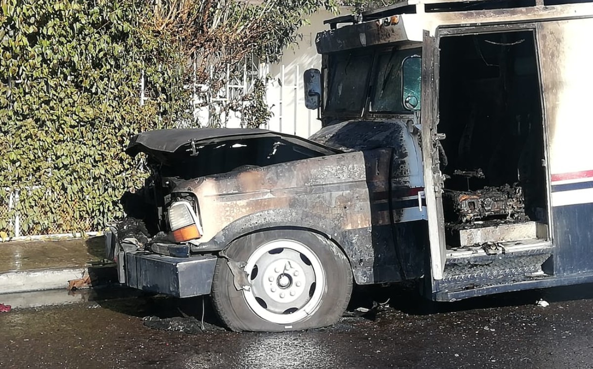 Camión de valores es consumido por el fuego en Durango