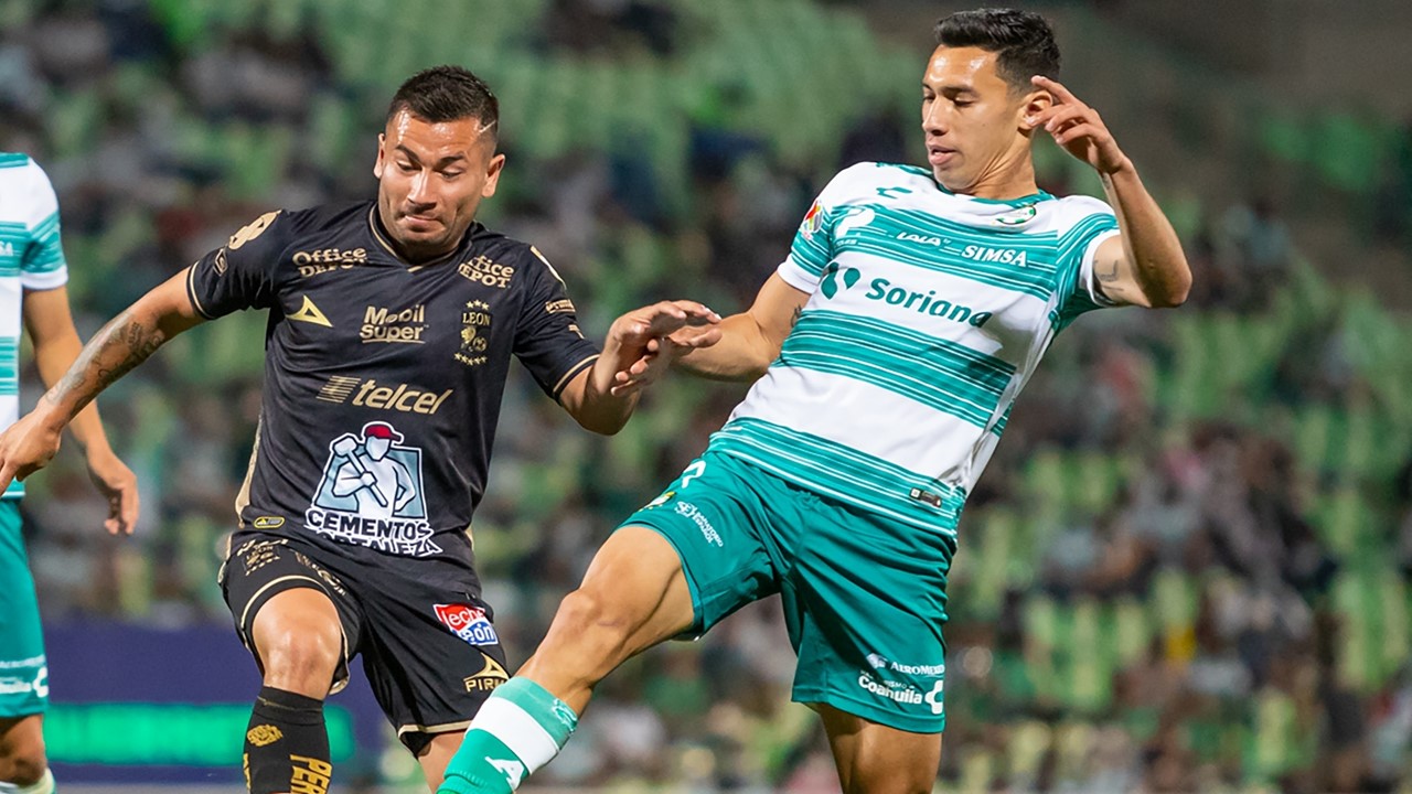 Govea dona playera para ayudar a persona con cáncer Telediario México