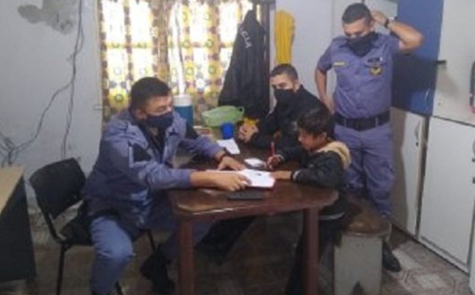 Mamá pide ayuda a la policía para que su hijo haga la tarea; caso se hace viral