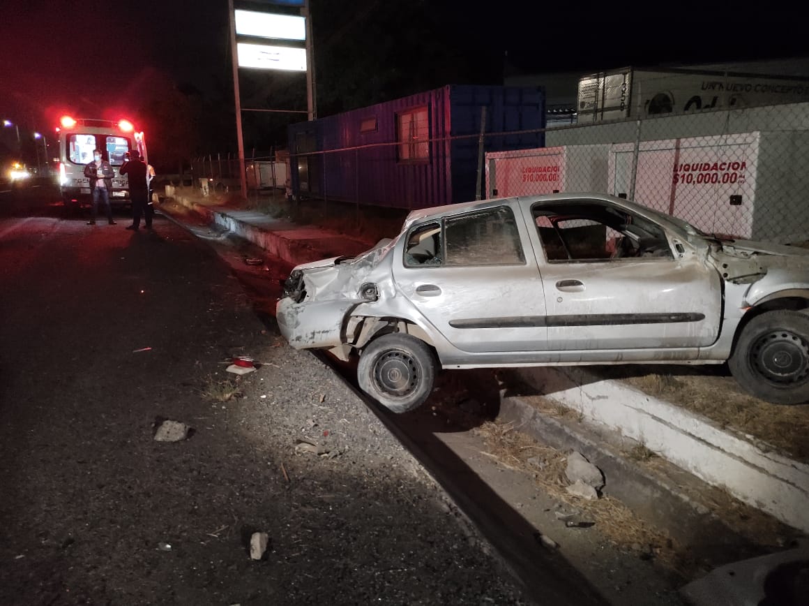 Hombre “vuelve a nacer” tras sufrir aparatosa volcadura