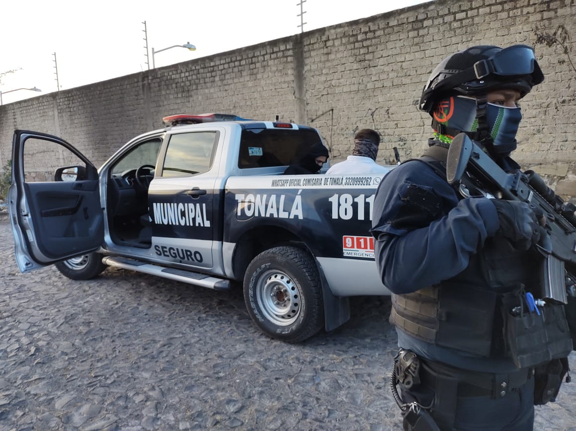 Detienen a dos sujetos saqueando telesecundaria en Tonalá