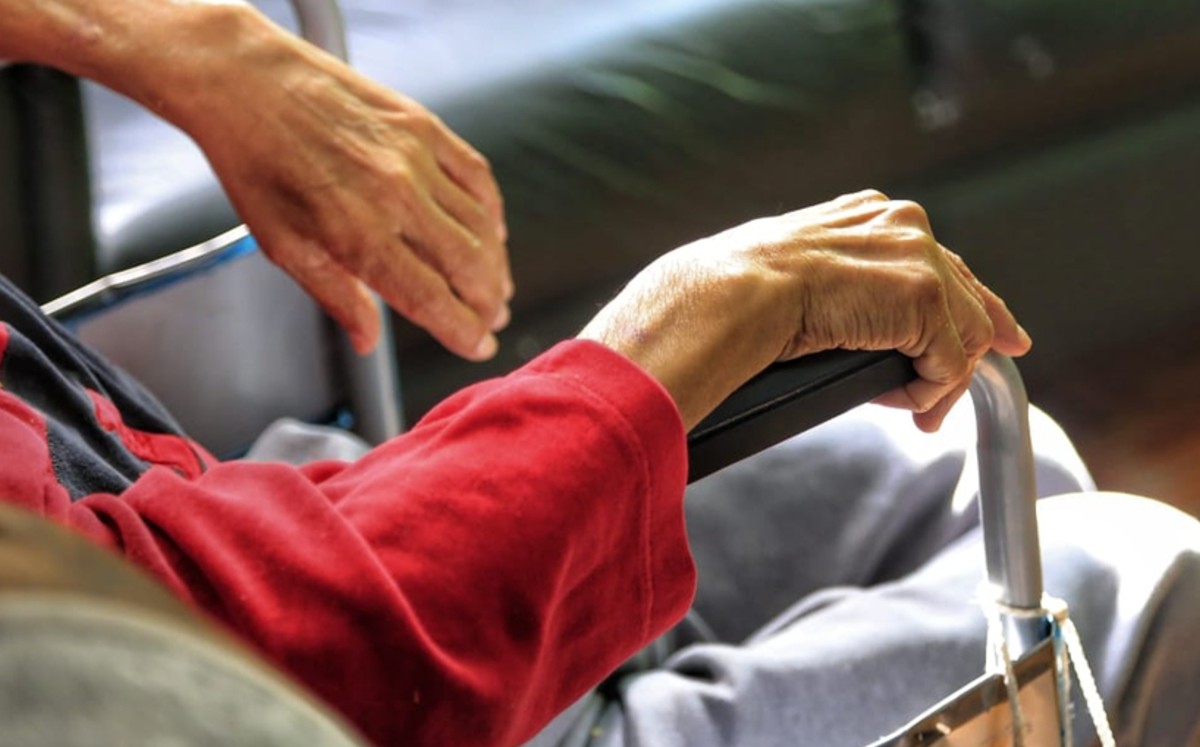 Hombres se disfrazan de viejitos para recibir vacuna contra COVID-19 en CDMX